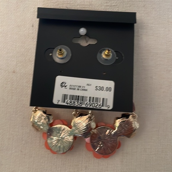 🌻NWT Guess fashion gold tone and crystal floral circle earrings. Fun!!​ - Picture 4 of 5